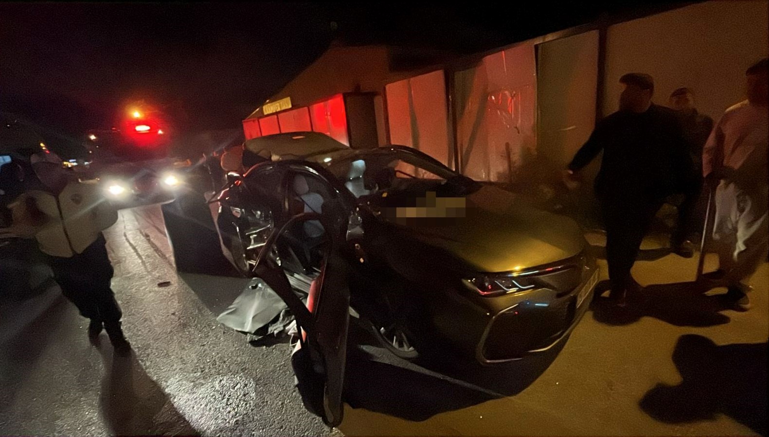 cakmak gazi tupu bomba gibi patladi otomobilin tavani ve camlari parcalandi N9bKbPJJ