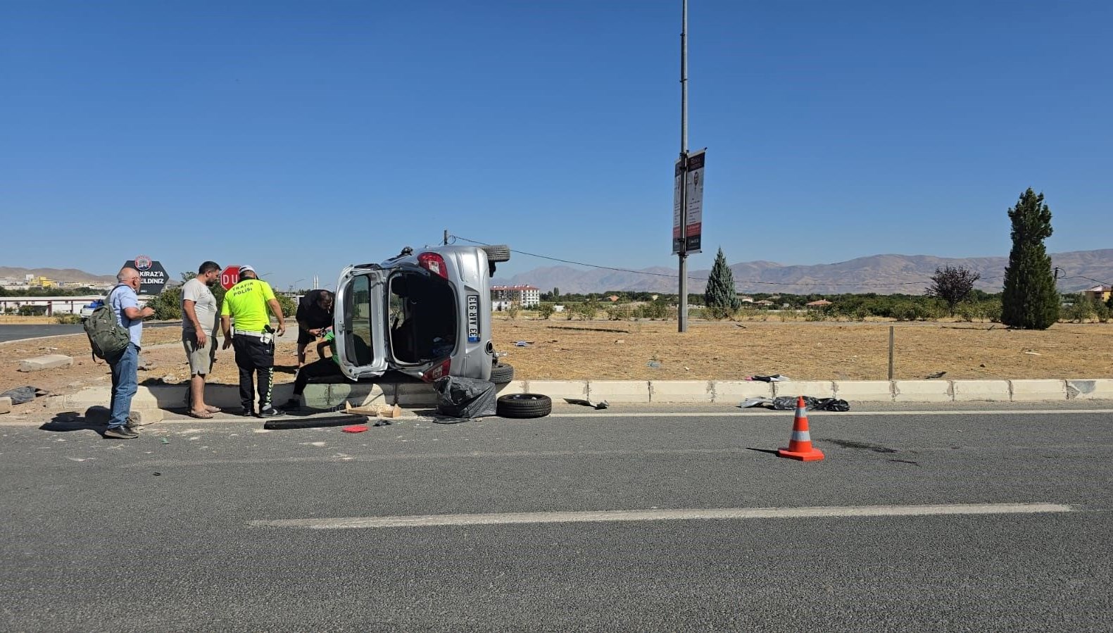 elazigda motosikletle otomobil carpisti 1i agir 2 yarali ghwJJW9j