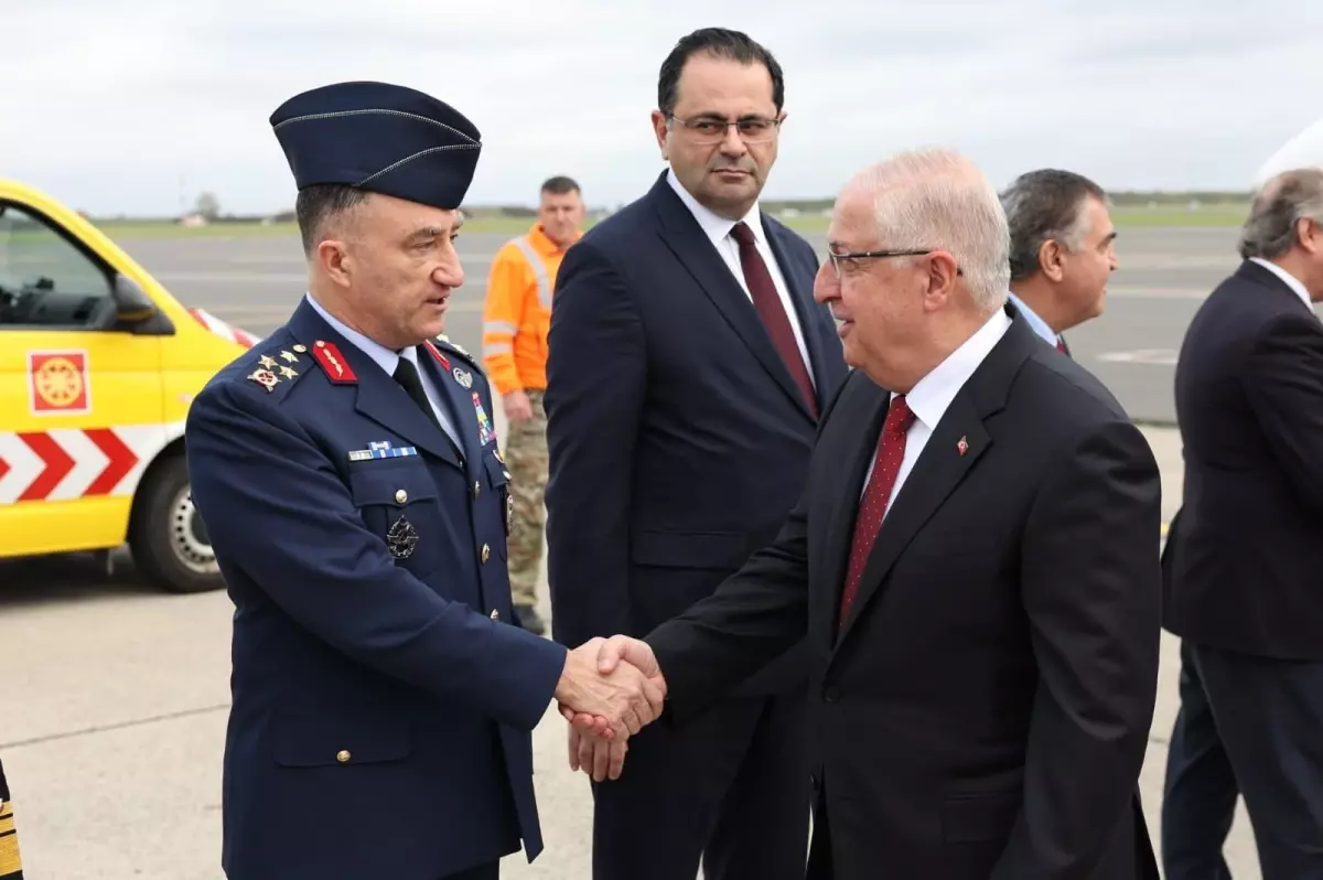 bakan guler bruksele gitti l7up7MNj.jpg