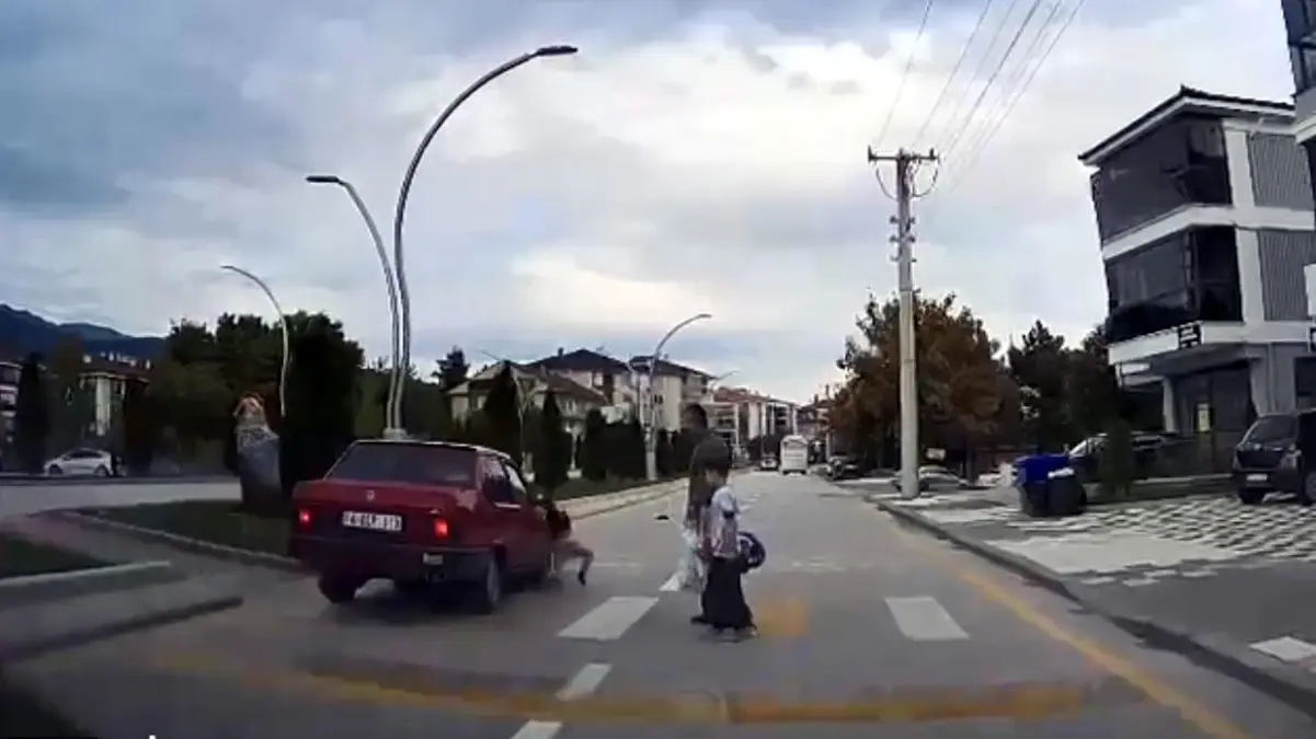 boluda yaya gecidinde kaza 4 yasindaki cocuk yaralandi MBHyBDKN.jpg