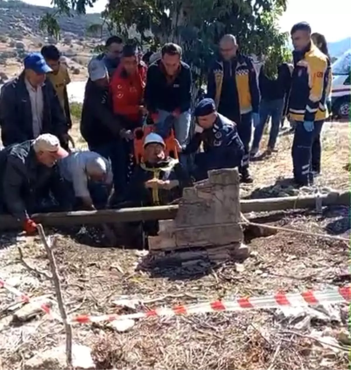 bucakta kuyuya dusen vatandas itfaiye ekipleri tarafindan kurtarildi xA4RhkpD.jpg