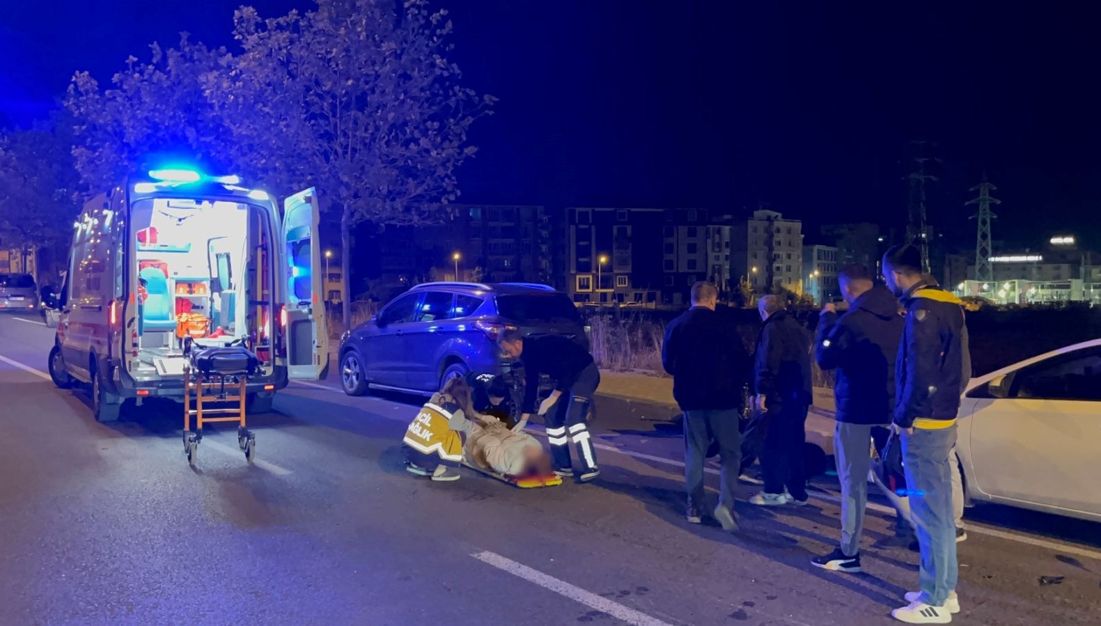 ehliyetsiz surucu park halindeki otomobile carpti cLSNzhXf.jpg