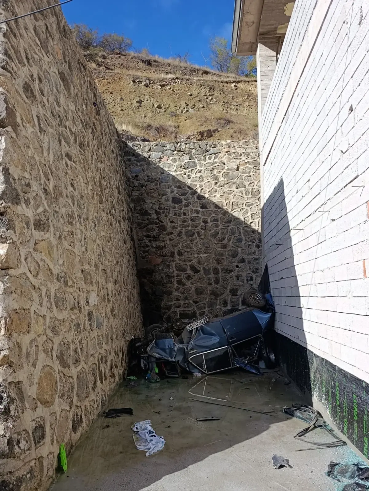 gumushanede otomobil otoparka dustu surucu yaralandi 35AOePWh.jpg