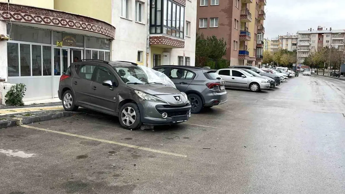 sivasta kontrolden cikan otomobil park halindeki araclara carpti lmRHxzsP.jpg