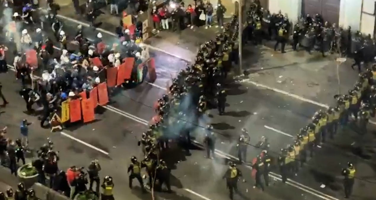 sokaklar alev alev halk ve polis kalkan ve sopalarla meydan savasi verdi xTXxY7fe.jpg